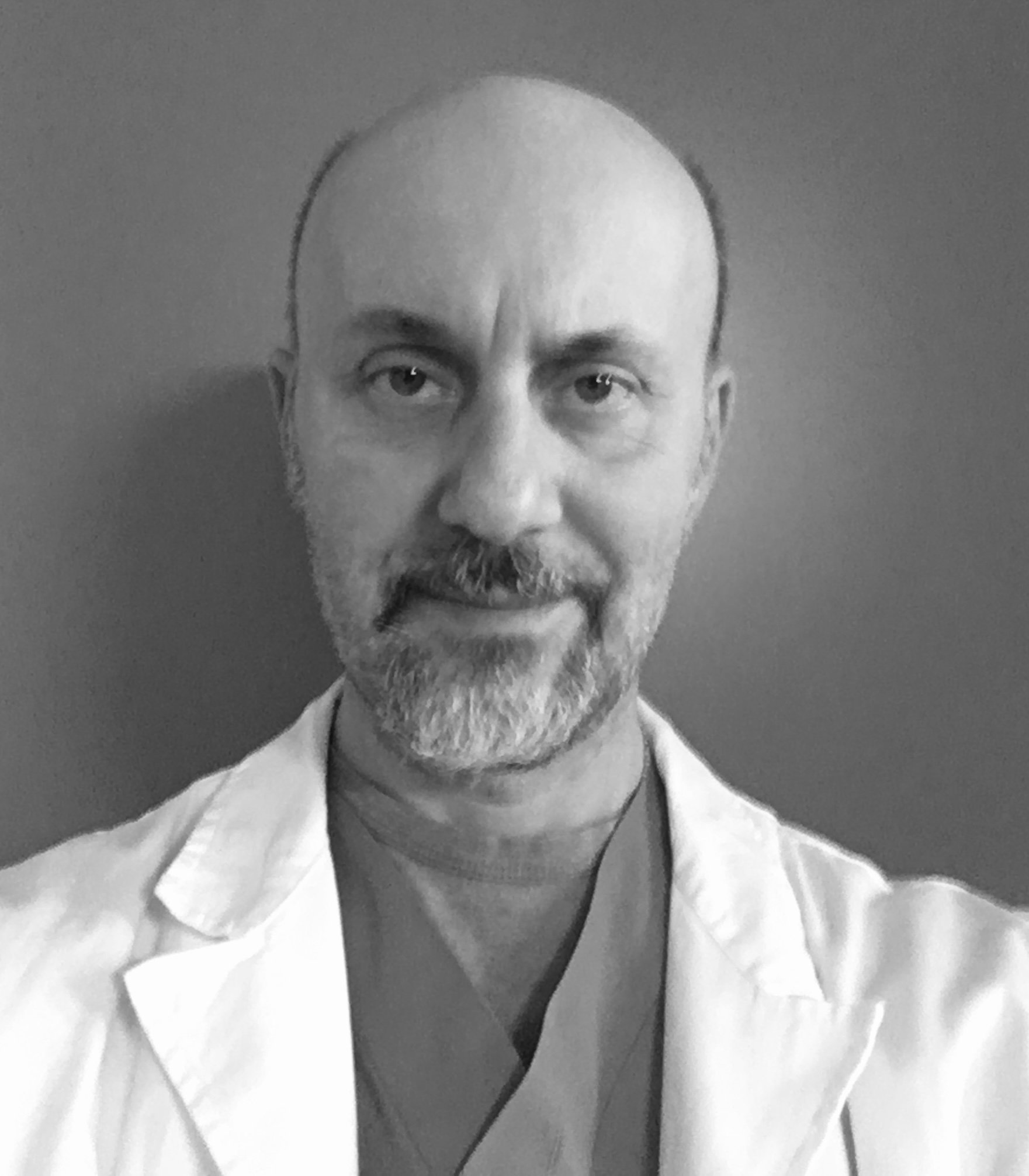 Visita chirurgia generale, patologie chirurgiche, patologie proctologiche, patologie della parete addominale (ernie, laparoceli), patologie della colecisti e delle vie biliari, patologie a carico della tiroide, patologie oncologiche a carico dell’apparato digerente (stomaco, intestino), patologie proctologiche (emorroidi, prolasso, ragadi anali, fistole anali), cisti e fistole sacrococcigee; inoltre tutte le patologie che vengono trattate ambulatoriamente (lipomi, cisti, nevi, patologie neoplastiche della cute)